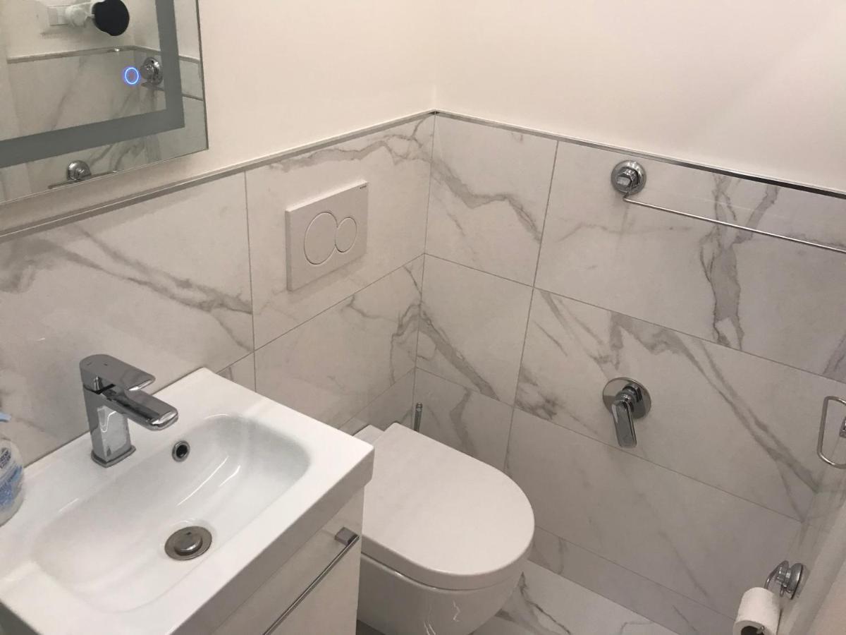 Tra Le Torri B&B - Ampia Stanza Privata In Appartamento Con Bagno Privato Accessibile Da Corridoio Bologna Bagian luar foto