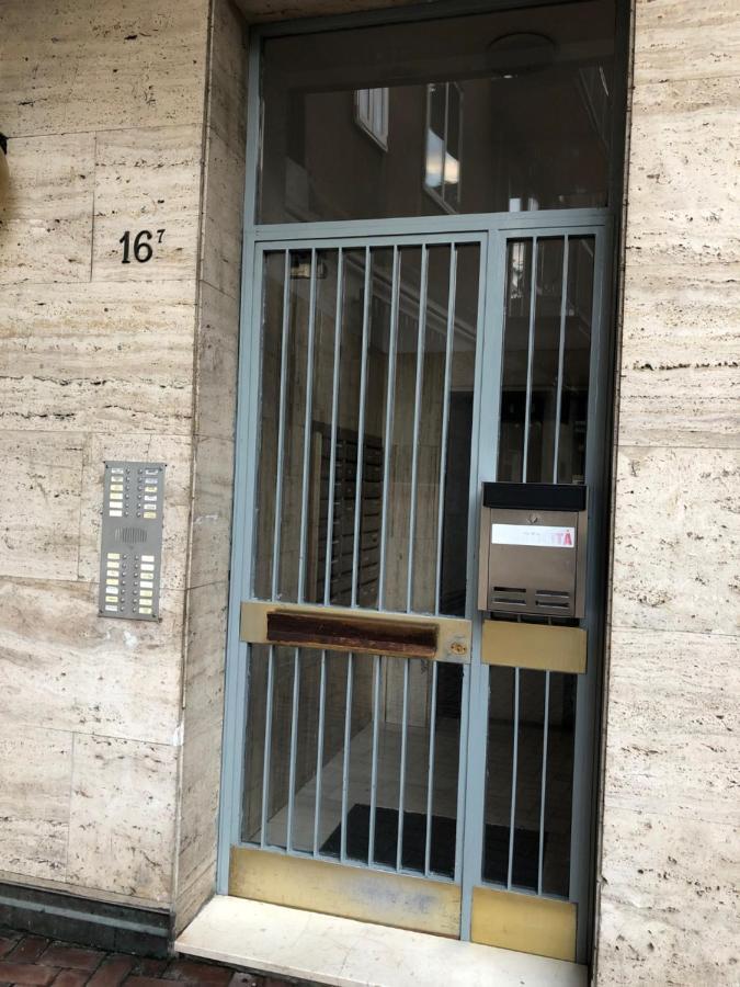 Tra Le Torri B&B - Ampia Stanza Privata In Appartamento Con Bagno Privato Accessibile Da Corridoio Bologna Bagian luar foto